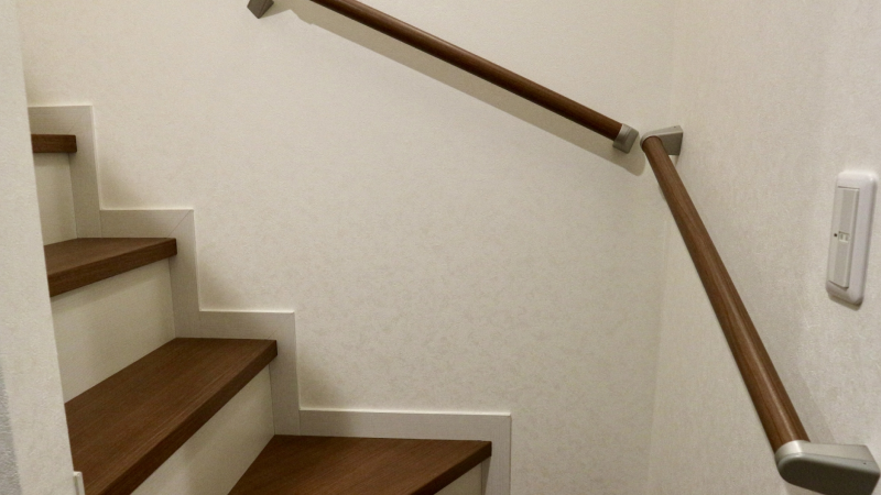 手すりを取付けた階段
