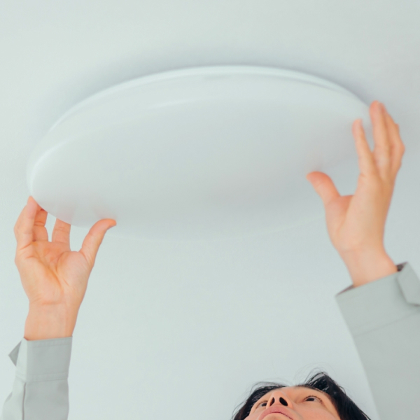 照明交換の様子